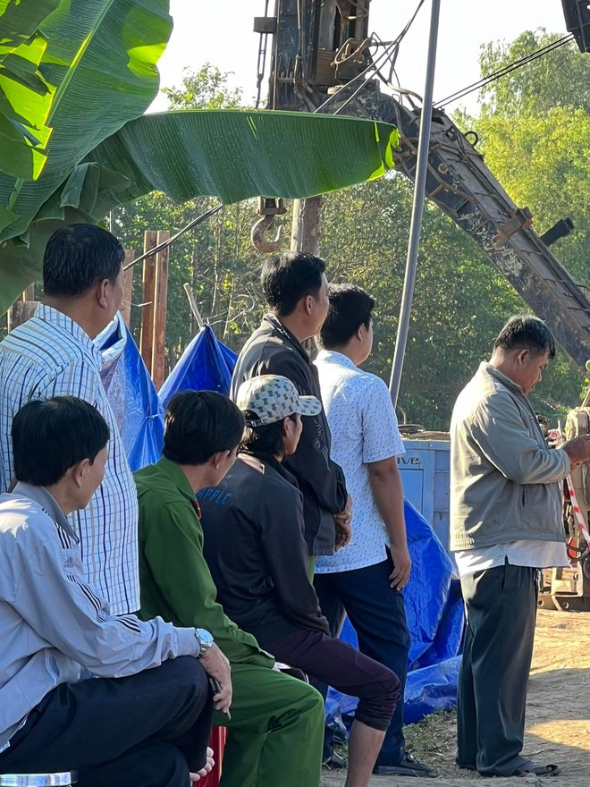 Vụ bé trai 10 tuổi lọt trụ bê tông: Đang nỗ lực rút trụ, hy vọng tiếp cận nạn nhân trong sáng 3/1-5