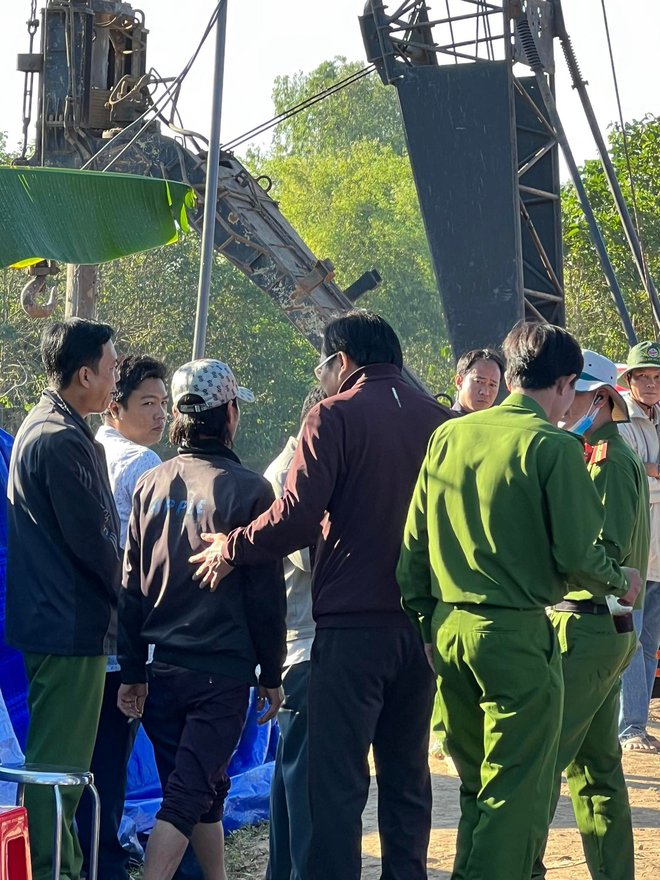 Vụ bé trai 10 tuổi lọt trụ bê tông: Đang nỗ lực rút trụ, hy vọng tiếp cận nạn nhân trong sáng 3/1-6