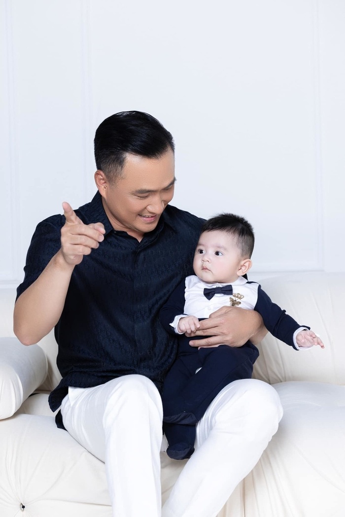 Chi Bảo chăm con cực khéo khi làm bố ở tuổi 50-4