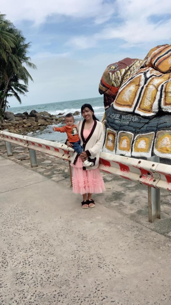 Thị Nở tái sinh Quách Phượng đi du lịch cùng gia đình dịp Tết dương lịch, nhan sắc thế nào sau gần 6 năm dao kéo?-2