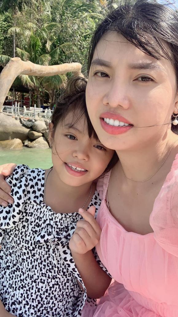 Thị Nở tái sinh Quách Phượng đi du lịch cùng gia đình dịp Tết dương lịch, nhan sắc thế nào sau gần 6 năm dao kéo?-4