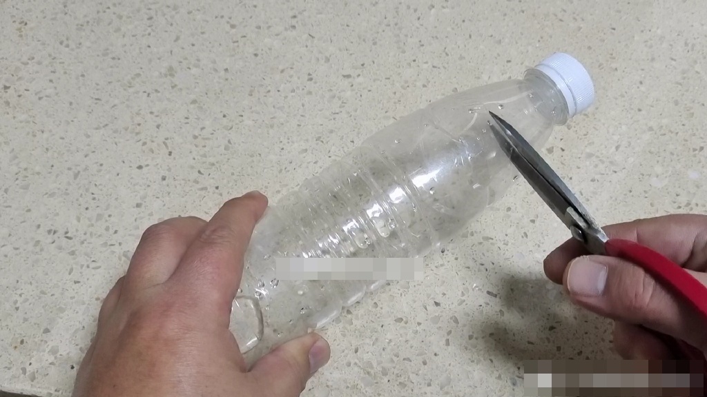 Rửa bát vào mùa đông quá lạnh, dùng chai nhựa kiểu này không còn sợ cóng tay nữa-2