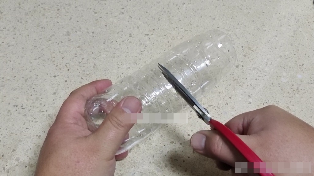 Rửa bát vào mùa đông quá lạnh, dùng chai nhựa kiểu này không còn sợ cóng tay nữa-3