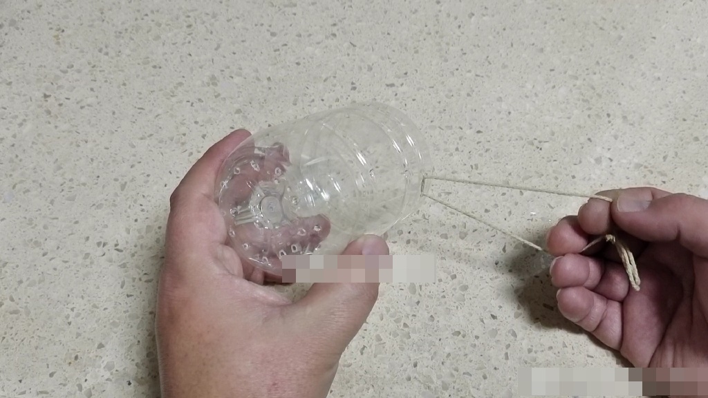 Rửa bát vào mùa đông quá lạnh, dùng chai nhựa kiểu này không còn sợ cóng tay nữa-4