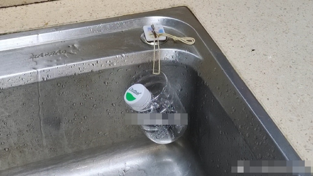 Rửa bát vào mùa đông quá lạnh, dùng chai nhựa kiểu này không còn sợ cóng tay nữa-5