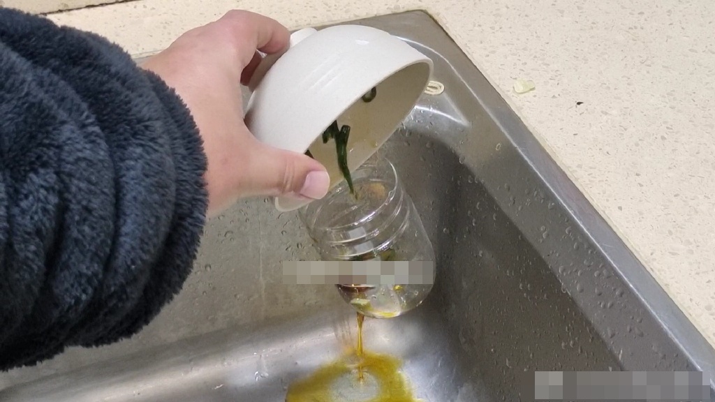 Rửa bát vào mùa đông quá lạnh, dùng chai nhựa kiểu này không còn sợ cóng tay nữa-9