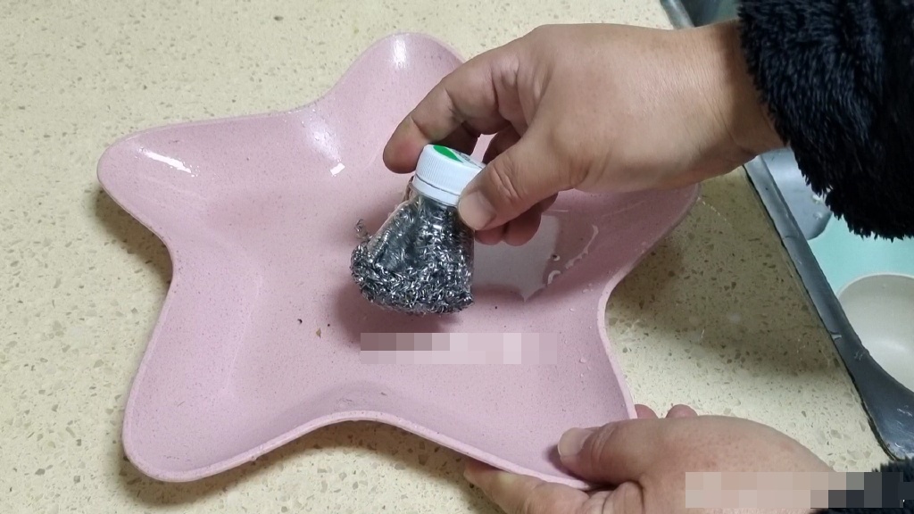 Rửa bát vào mùa đông quá lạnh, dùng chai nhựa kiểu này không còn sợ cóng tay nữa-7