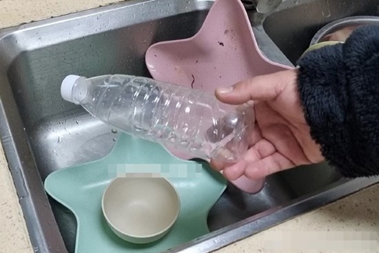 Rửa bát vào mùa đông quá lạnh, dùng chai nhựa kiểu này không còn sợ cóng tay nữa