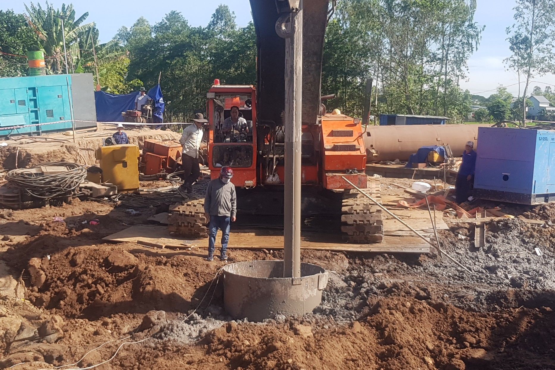 Sắp hoàn tất việc cứu bé trai rơi xuống trụ bê tông sâu 35m-1