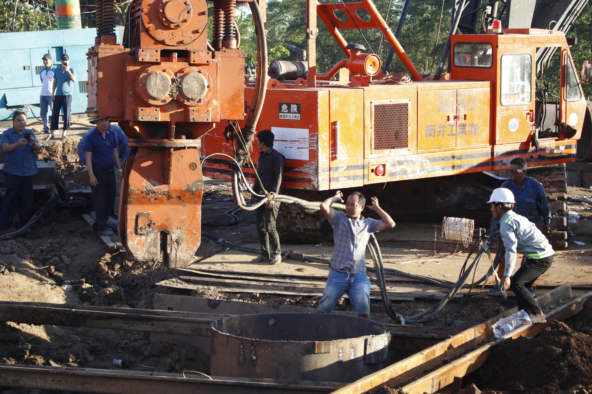 Sắp hoàn tất việc cứu bé trai rơi xuống trụ bê tông sâu 35m-2