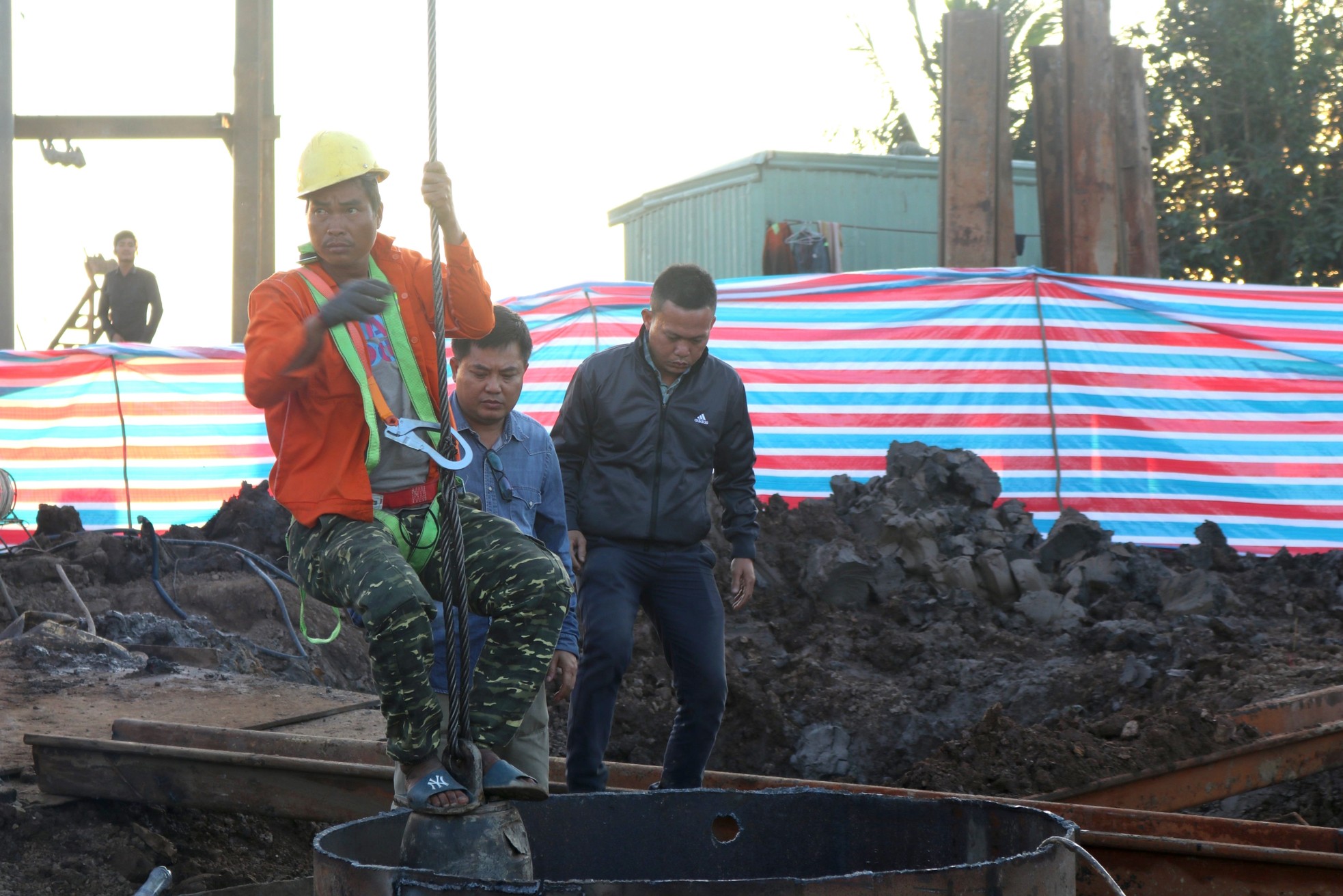 Sắp hoàn tất việc cứu bé trai rơi xuống trụ bê tông sâu 35m-3