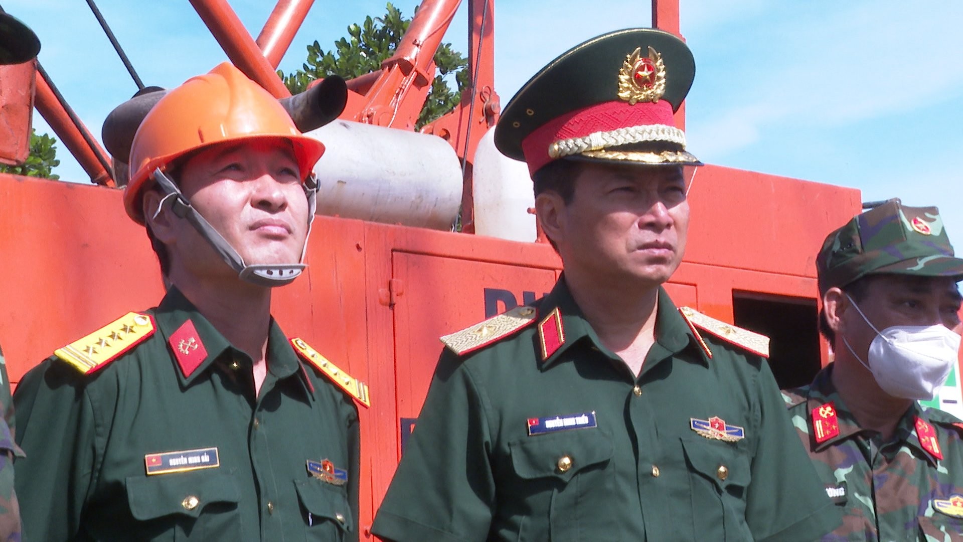 Sắp hoàn tất việc cứu bé trai rơi xuống trụ bê tông sâu 35m-5