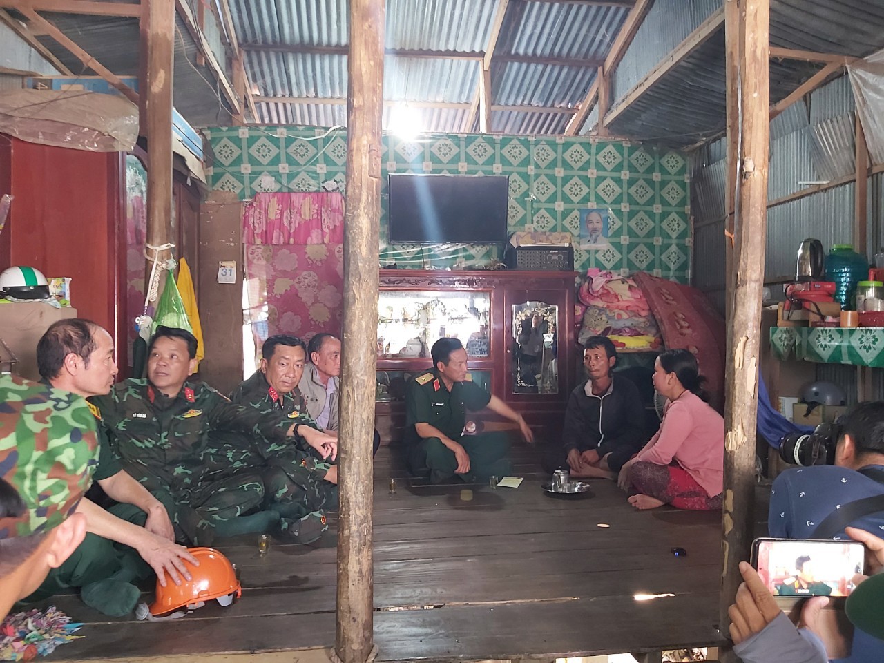 Sắp hoàn tất việc cứu bé trai rơi xuống trụ bê tông sâu 35m-7