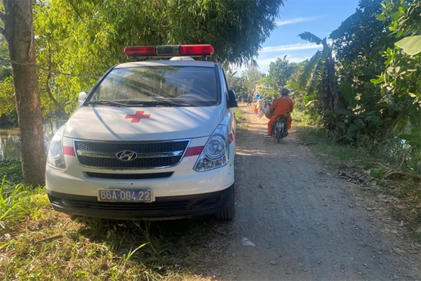 Bé trai ở Đồng Tháp tiên lượng rất xấu, dự kiến chiều 3/1 sẽ kéo trụ rồi cắt từng đoạn để đưa bé ra-7