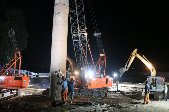 Bé trai ở Đồng Tháp tiên lượng rất xấu, dự kiến chiều 3/1 sẽ kéo trụ rồi cắt từng đoạn để đưa bé ra-2