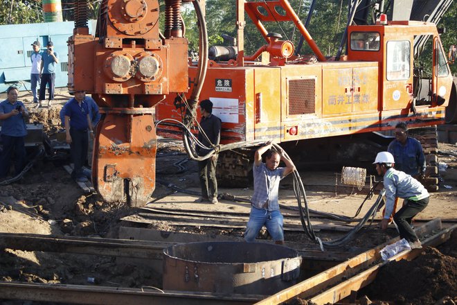 Bé trai ở Đồng Tháp tiên lượng rất xấu, dự kiến chiều 3/1 sẽ kéo trụ rồi cắt từng đoạn để đưa bé ra-3