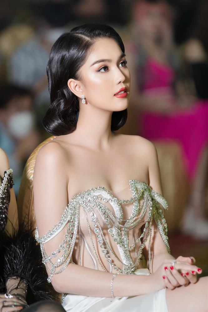 Ngọc Trinh tiếp tục bị chê sau pha lên đồ với chiếc áo 10cm và tóc tém-7