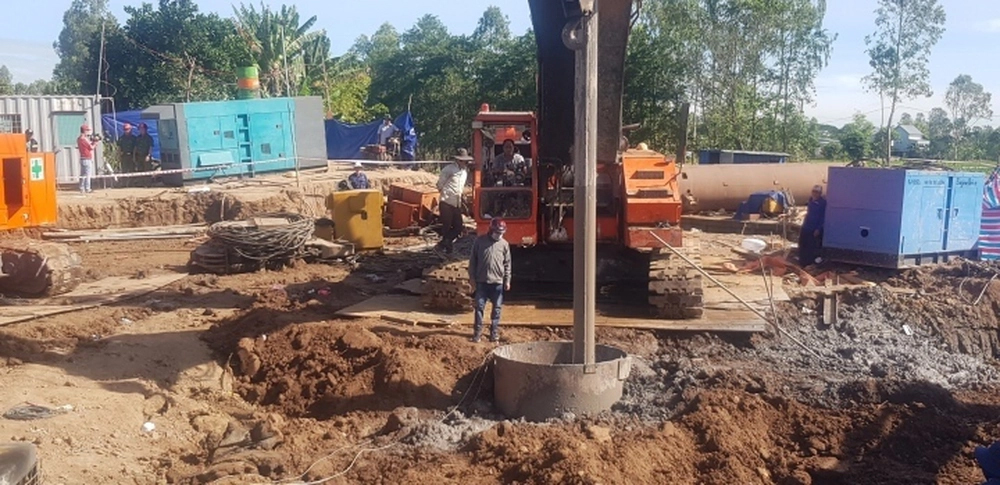 Bé trai lọt xuống trụ bê tông: Làm sạch lượng bùn đất độ sâu 23m trong lòng ống-1