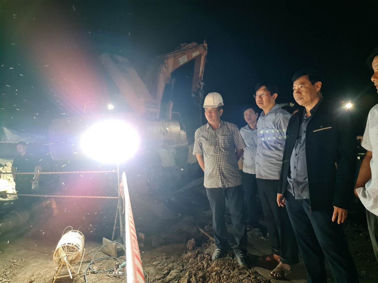 Cứu hộ làm xuyên đêm nay để cứu bé trai 10 tuổi rơi xuống ống bê tông-3