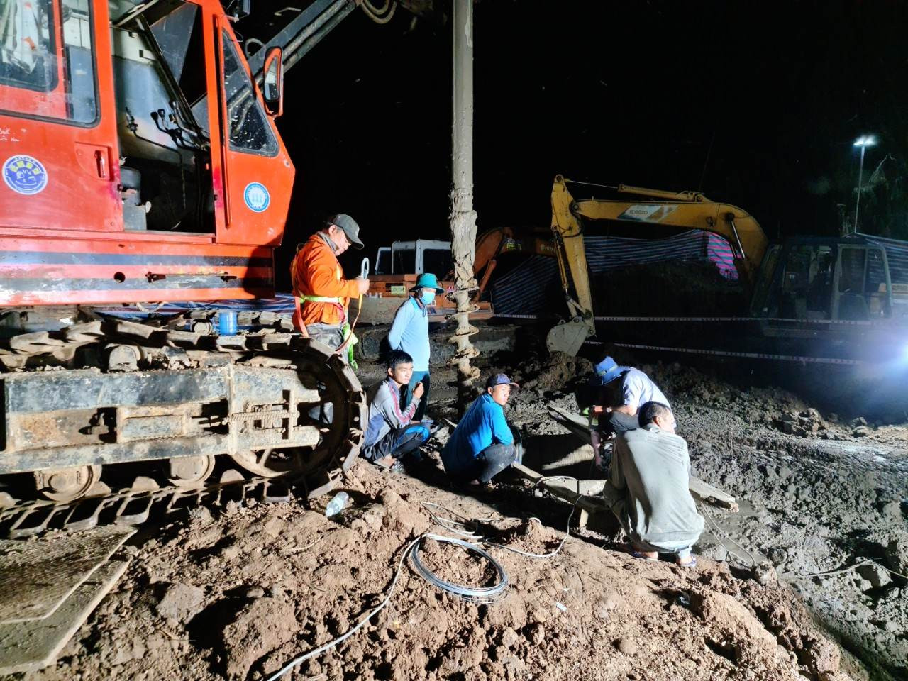 Cứu hộ làm xuyên đêm nay để cứu bé trai 10 tuổi rơi xuống ống bê tông-1