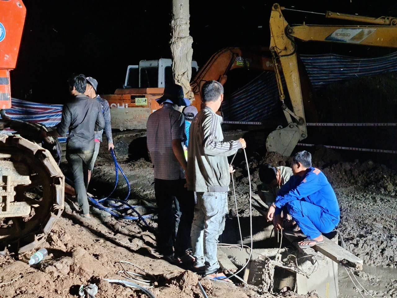 Cứu hộ làm xuyên đêm nay để cứu bé trai 10 tuổi rơi xuống ống bê tông-2