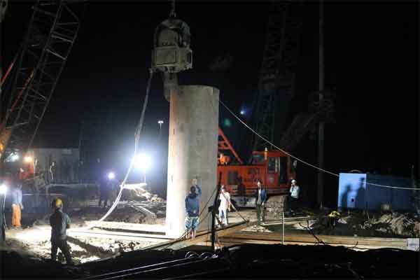 VIDEO: Phương án giải cứu bé trai rơi xuống trụ bê-tông-1