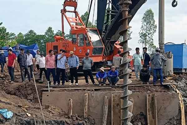 Khoảnh khắc cứu bé gái 5 tuổi khỏi hố ép cọc sâu 15 m ở Đồng Nai-1