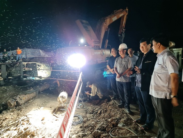 Việc giải cứu bé trai rơi xuống trụ bê tông 35m tiếp tục gặp khó-1