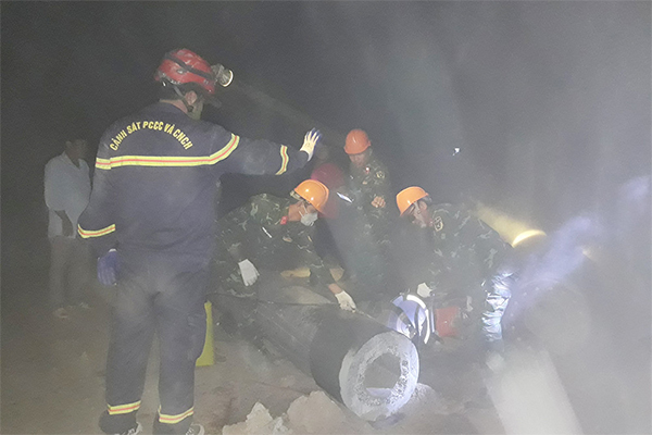 Lý do phải liên tục thay đổi phương án cứu nạn cháu bé 10 tuổi-7