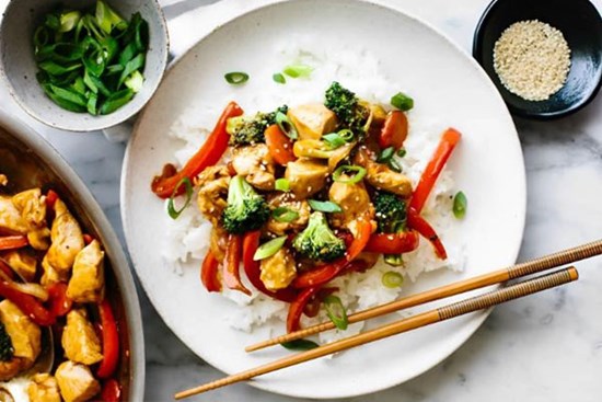 Bận rộn làm ngay gà xào rau củ vừa đủ chất lại ngon cơm!