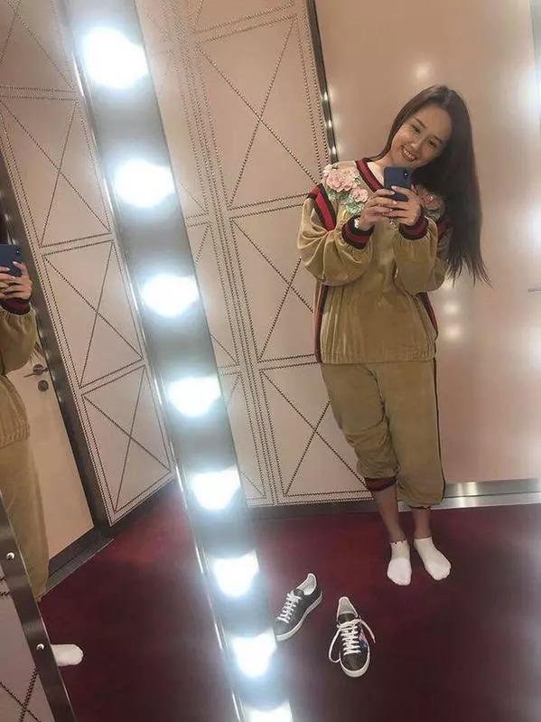 Mai Phương Thúy để mặt mộc, xuống phố xuề xòa như học sinh cấp 3-10