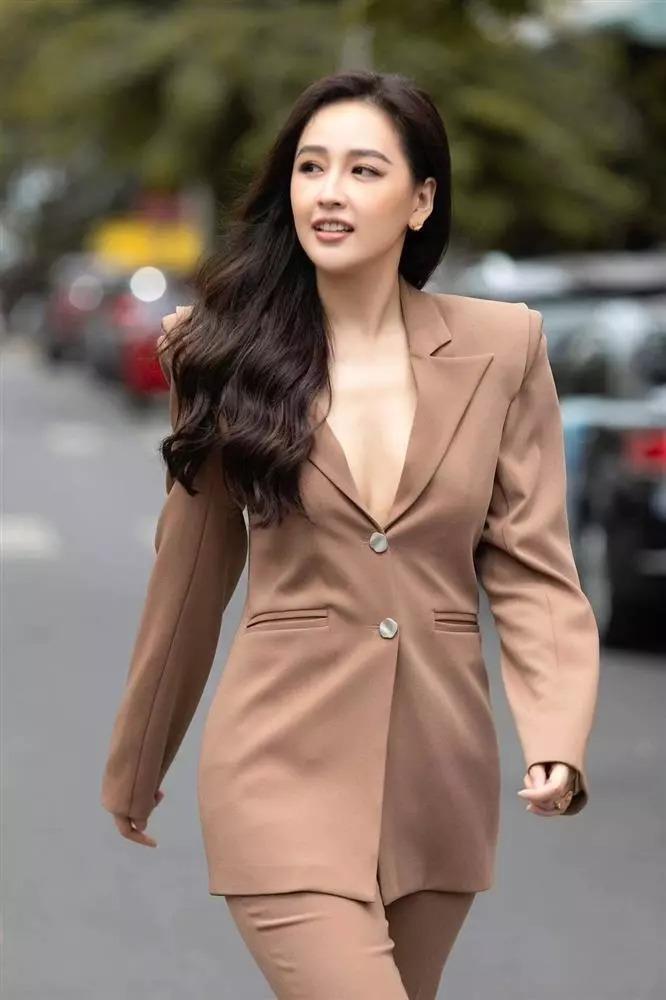 Mai Phương Thúy để mặt mộc, xuống phố xuề xòa như học sinh cấp 3-11