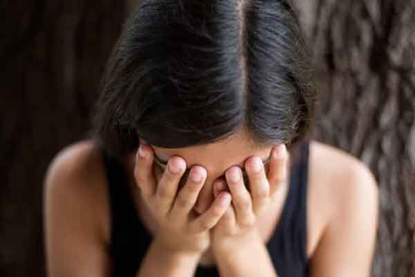 Về nhà bắt gặp cảnh chồng hôn nữ đồng nghiệp, vợ cởi áo làm 1 việc khiến tôi day dứt khôn nguôi-3