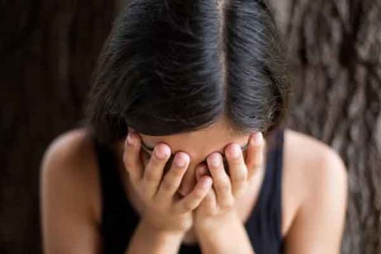 11 giờ đêm, thấy con trai co ro ngủ trước cửa phòng mà tôi ân hận