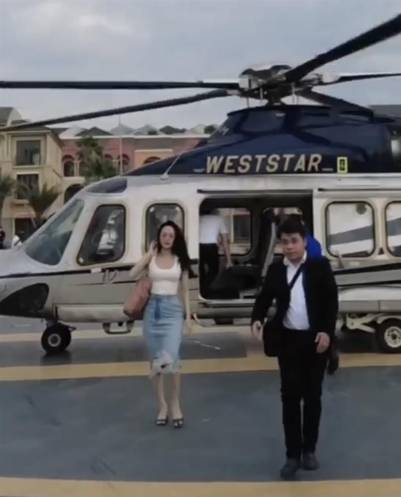 Minh Hằng ra sân bay mà như trình diễn thời trang-10