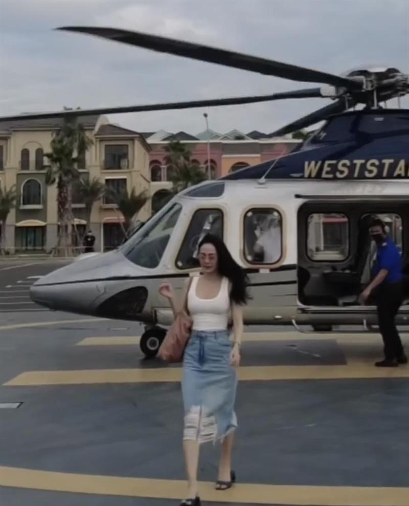 Minh Hằng ra sân bay mà như trình diễn thời trang-9