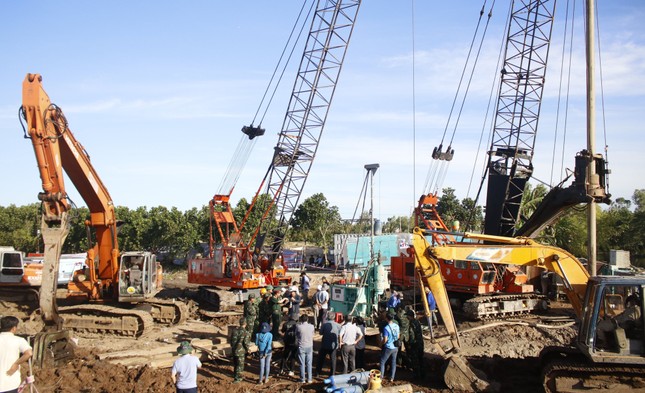 Dự kiến cuối ngày sẽ đưa cọc bê tông lên mặt đất để giải cứu bé trai mắc kẹt-2