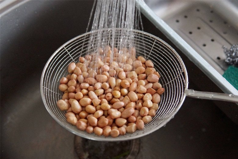 Làm lạc rang muối nên chiên nhiều hay ít dầu? Đầu bếp nói sự thật ai cũng ngã ngửa-1