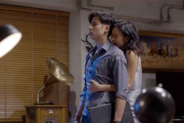 Để tạo áp lực cho vợ, chồng mang gối qua phòng khách ngủ-1