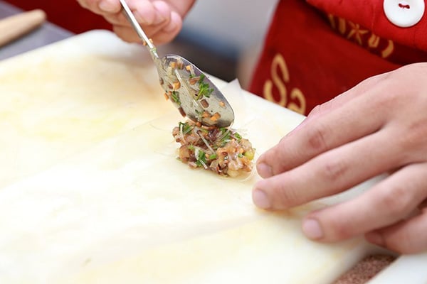 Đầu bếp bày cách rán nem giòn rụm chỉ với 1 bước, để nguội cũng không ỉu-3