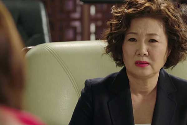 Tôi mang thai hai tháng thì bị sảy, mẹ chồng chẳng an ủi mà còn trách móc, chồng tức nói gì đó khiến bà cúi mặt xấu hổ-1