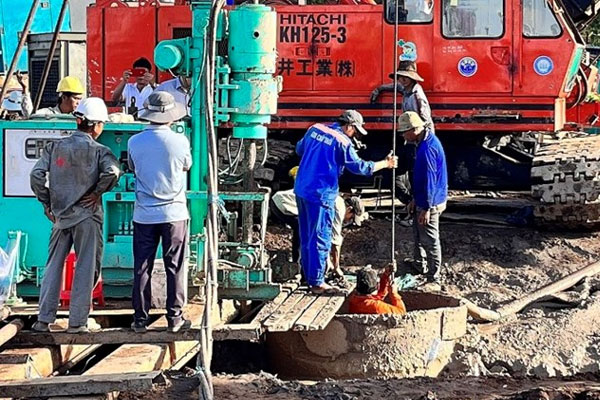 Vụ bé trai lọt hố 35m: Trách nhiệm thuộc về ai?-1