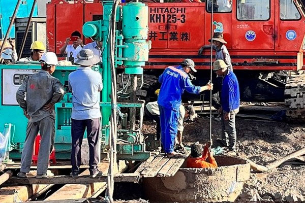 Truyền thông quốc tế nói về nỗ lực của Việt Nam giải cứu cháu bé rơi xuống trụ bê tông-2