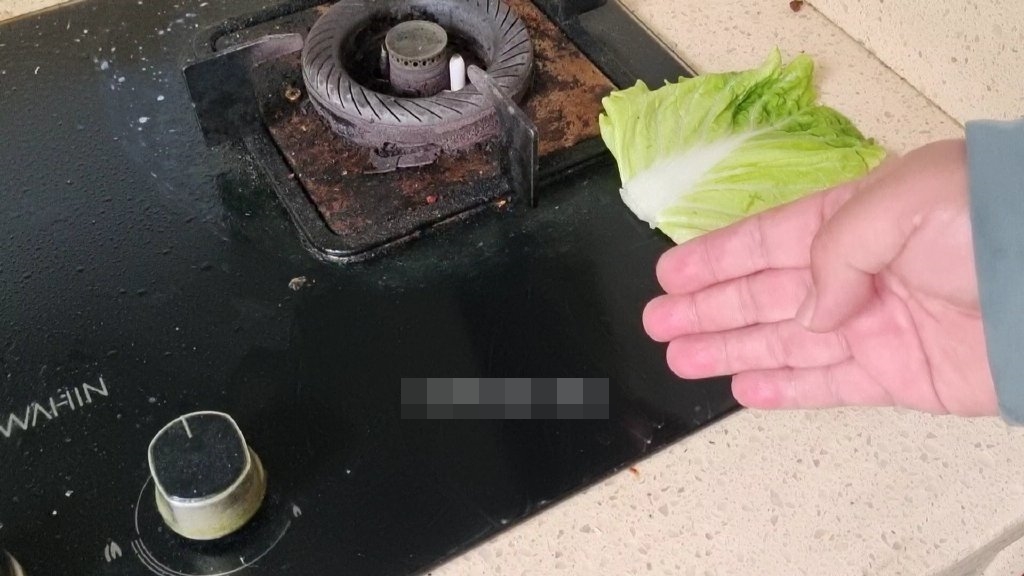 Máy hút mùi cả năm không lau, chỉ cần một lá cải thảo là máy sẽ như mới ngay mà không cần phải tháo-8