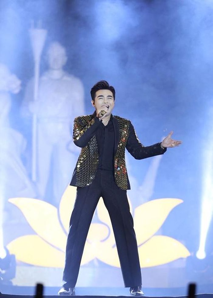 Chân dung nam ca sĩ đóng Thiên Lôi trong Táo Quân 2023-8