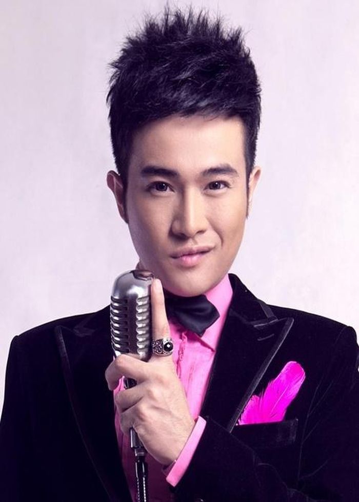 Chân dung nam ca sĩ đóng Thiên Lôi trong Táo Quân 2023-4