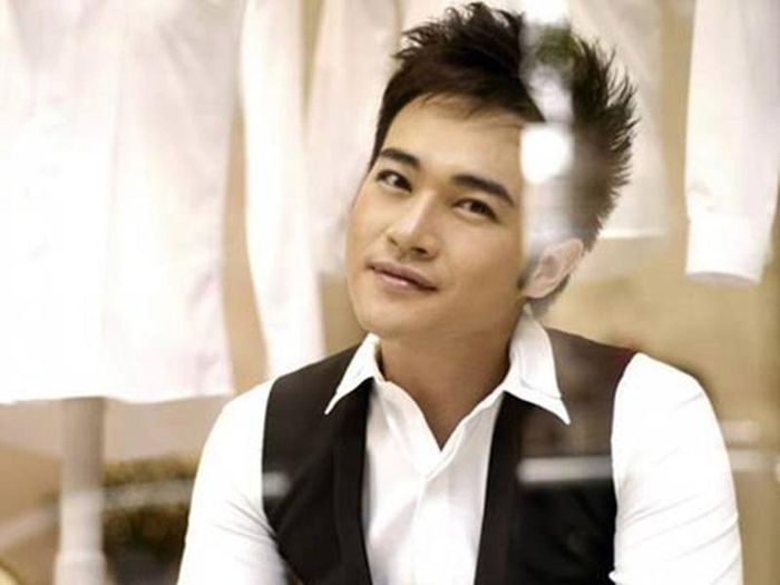 Chân dung nam ca sĩ đóng Thiên Lôi trong Táo Quân 2023-6