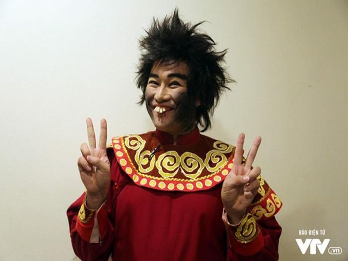 Chân dung nam ca sĩ đóng Thiên Lôi trong Táo Quân 2023-2