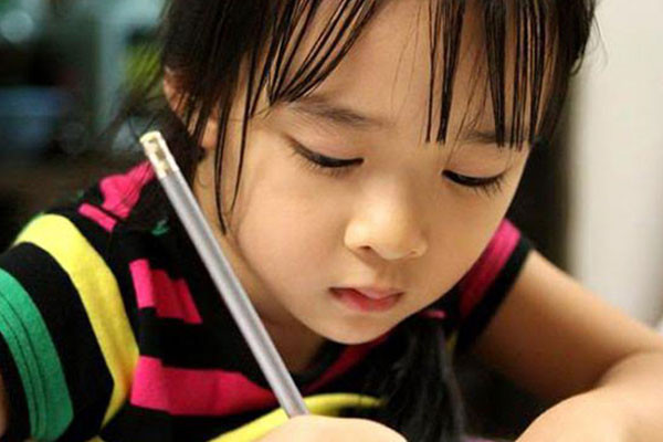 Kiệt sức vì bài vở lớp 1, con gái nhiều lần khóc nức nở-1