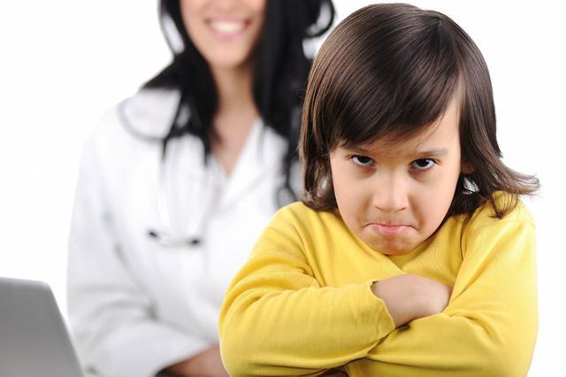 Bé chống đối và bướng bỉnh, mách cha mẹ 4 chiêu hiệu quả để dẫn dắt cảm xúc của con-1
